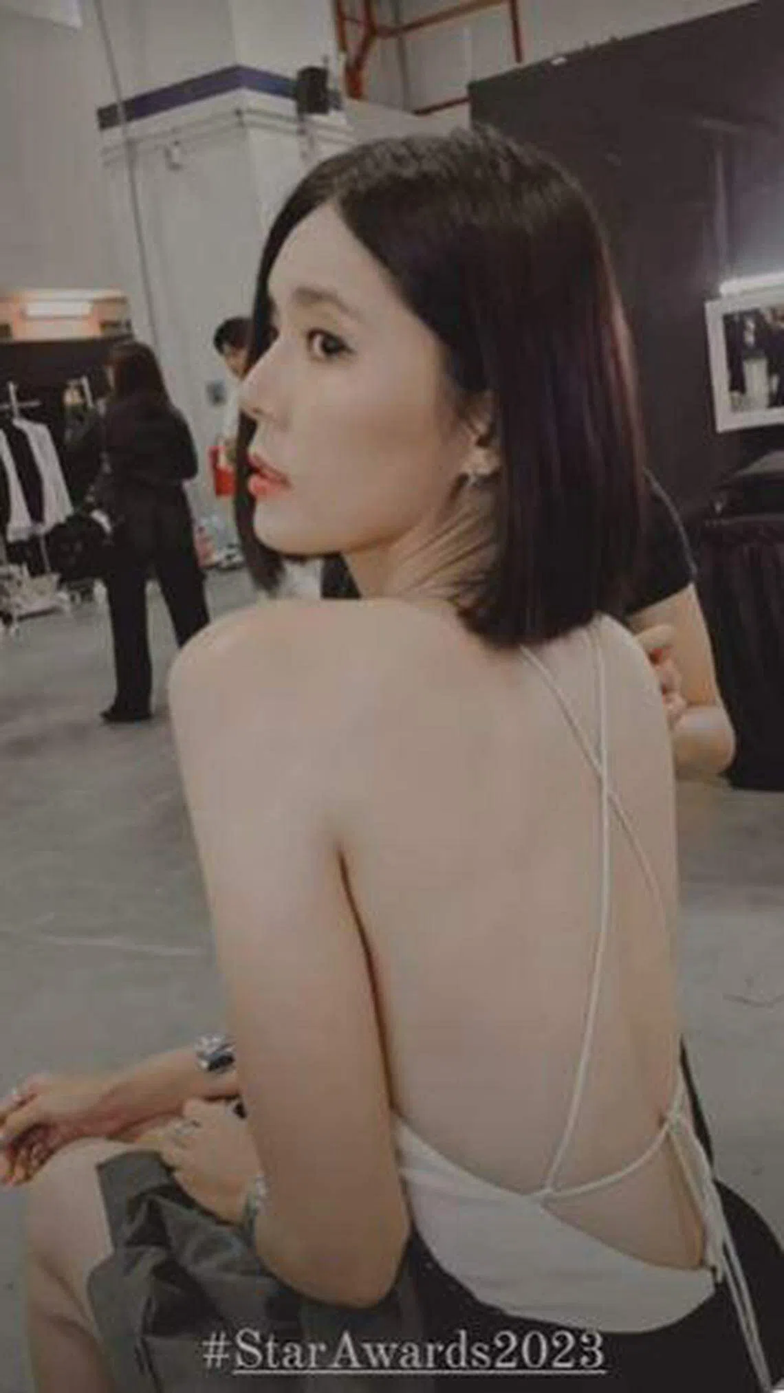 黄思恬也选了露背造型。（取自艺人IG）