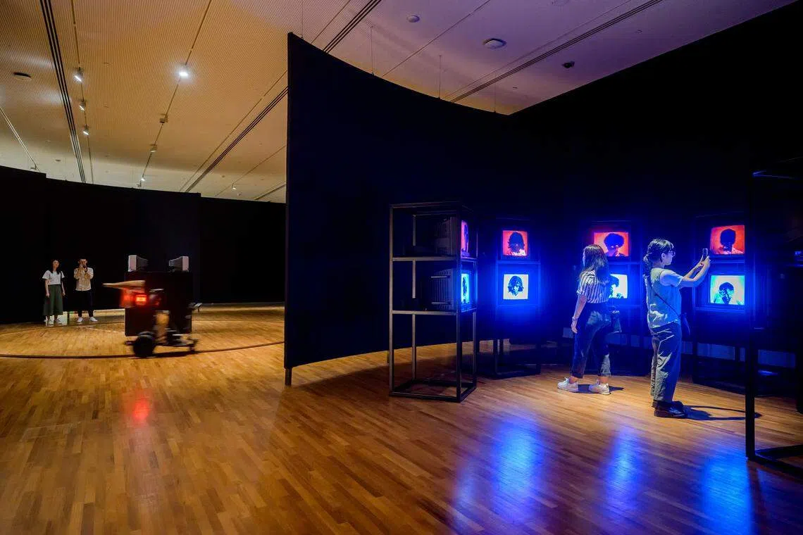 东南亚早期录像装置展览展出峇哈鲁丁·默罕默德·阿鲁斯的《媒介即是信息》（图左）和庄乃维的《冷漠之罪》（图右）。（国家美术馆提供）