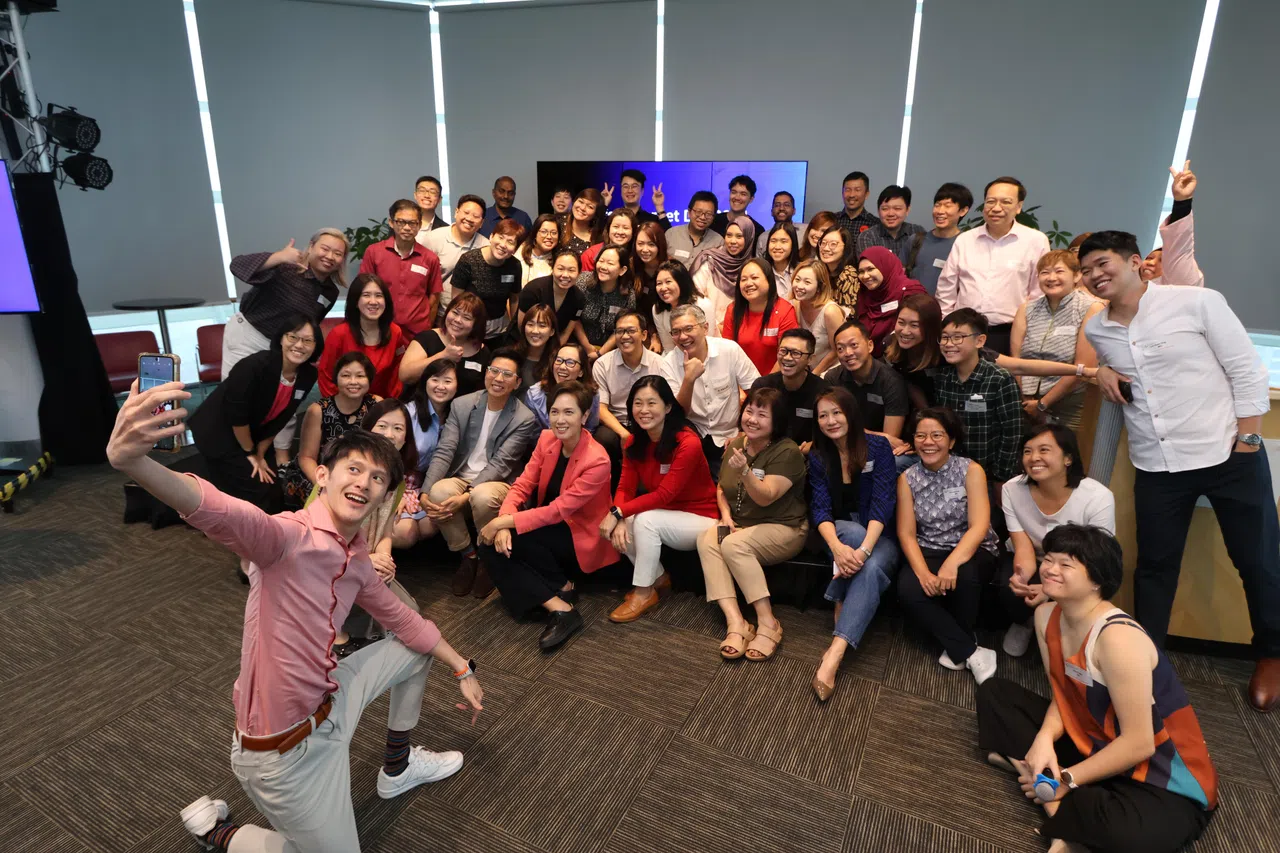 通讯及新闻部长兼内政部第二部长杨莉明（前排橘红外套）与超过50名代表讨论青少年与电玩安全的课题。（梁麒麟摄）