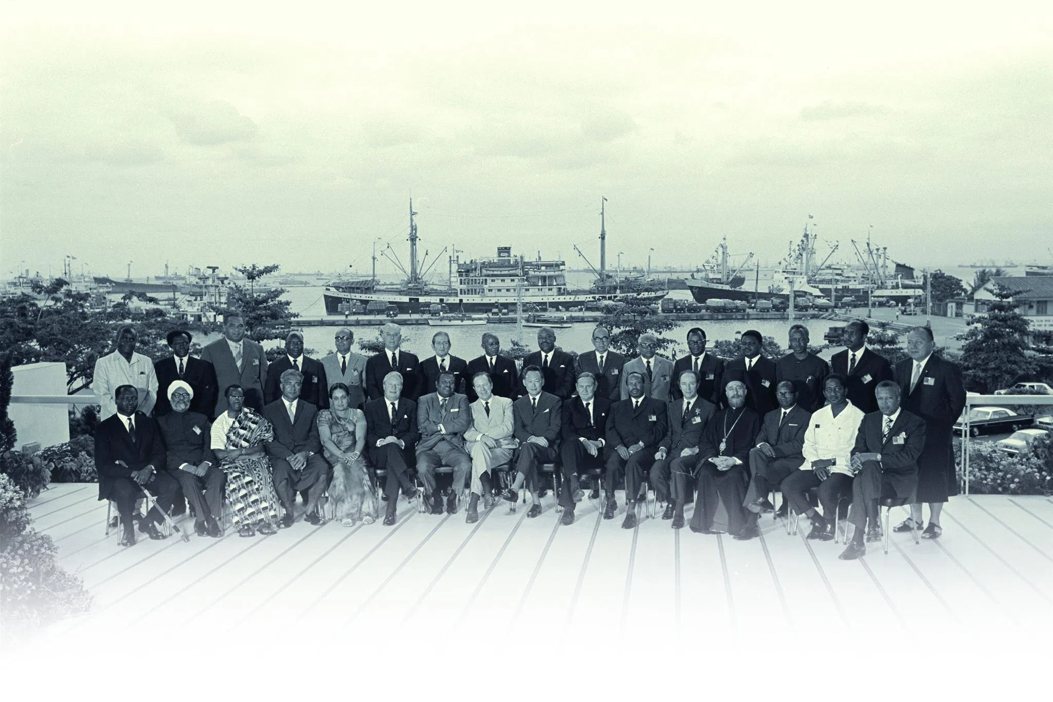 首届共和联邦政府首脑会议1971年在本地举行，建国总理李光耀（右八）当时与出席的多国领导人合影。（取自黄循财总理脸书）