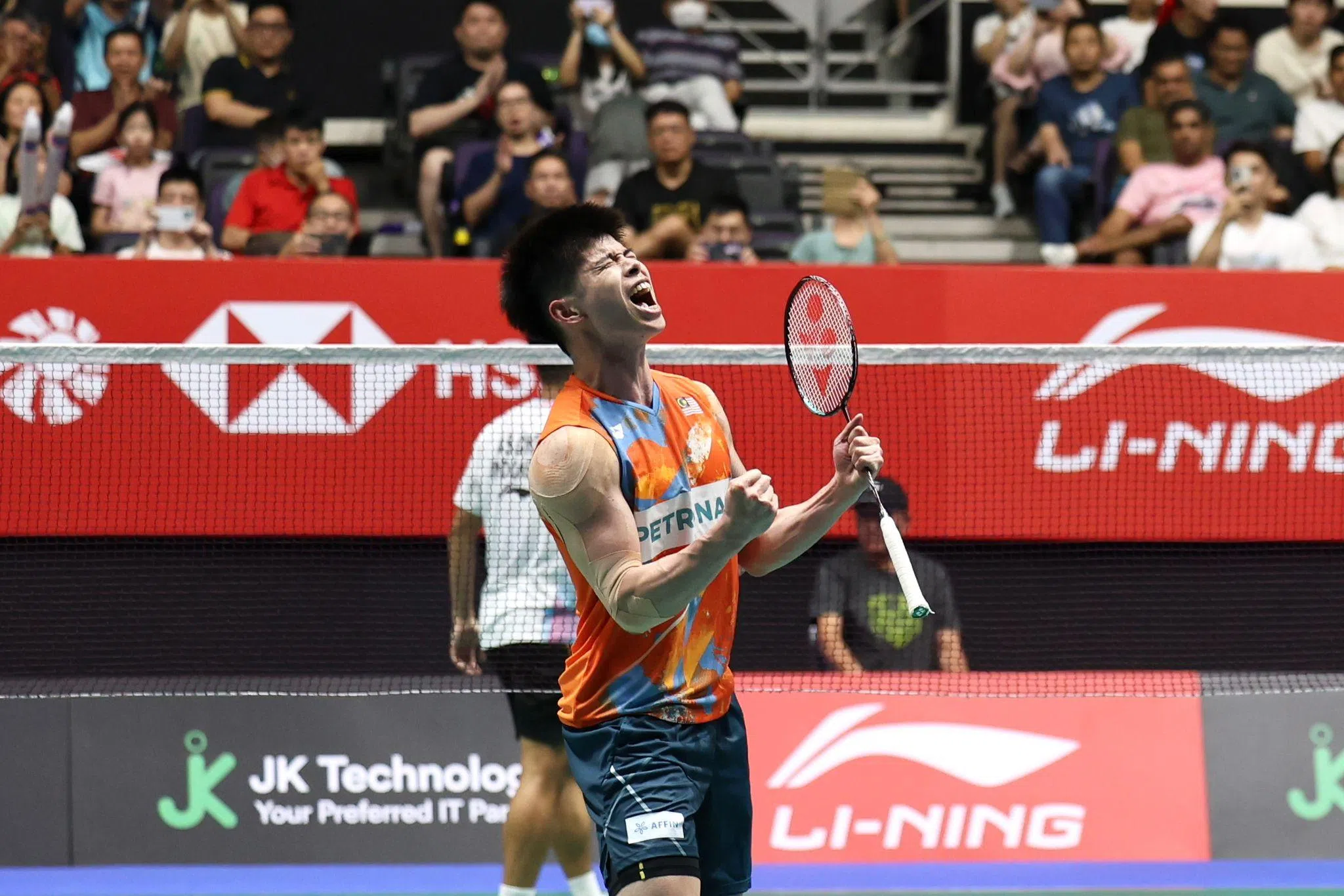 马来西亚男单梁峻豪爆冷门，将过去两年的新加坡公开赛男单冠军金廷（印度尼西亚）淘汰出局。（陈芷馨摄）