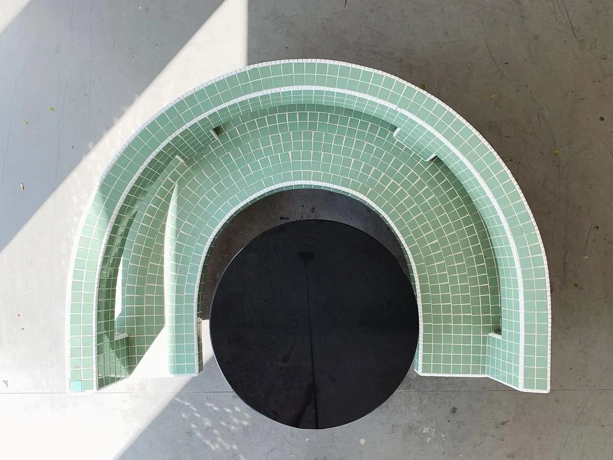 换一个角度看组屋楼下的座椅多悦目。（受访者提供）