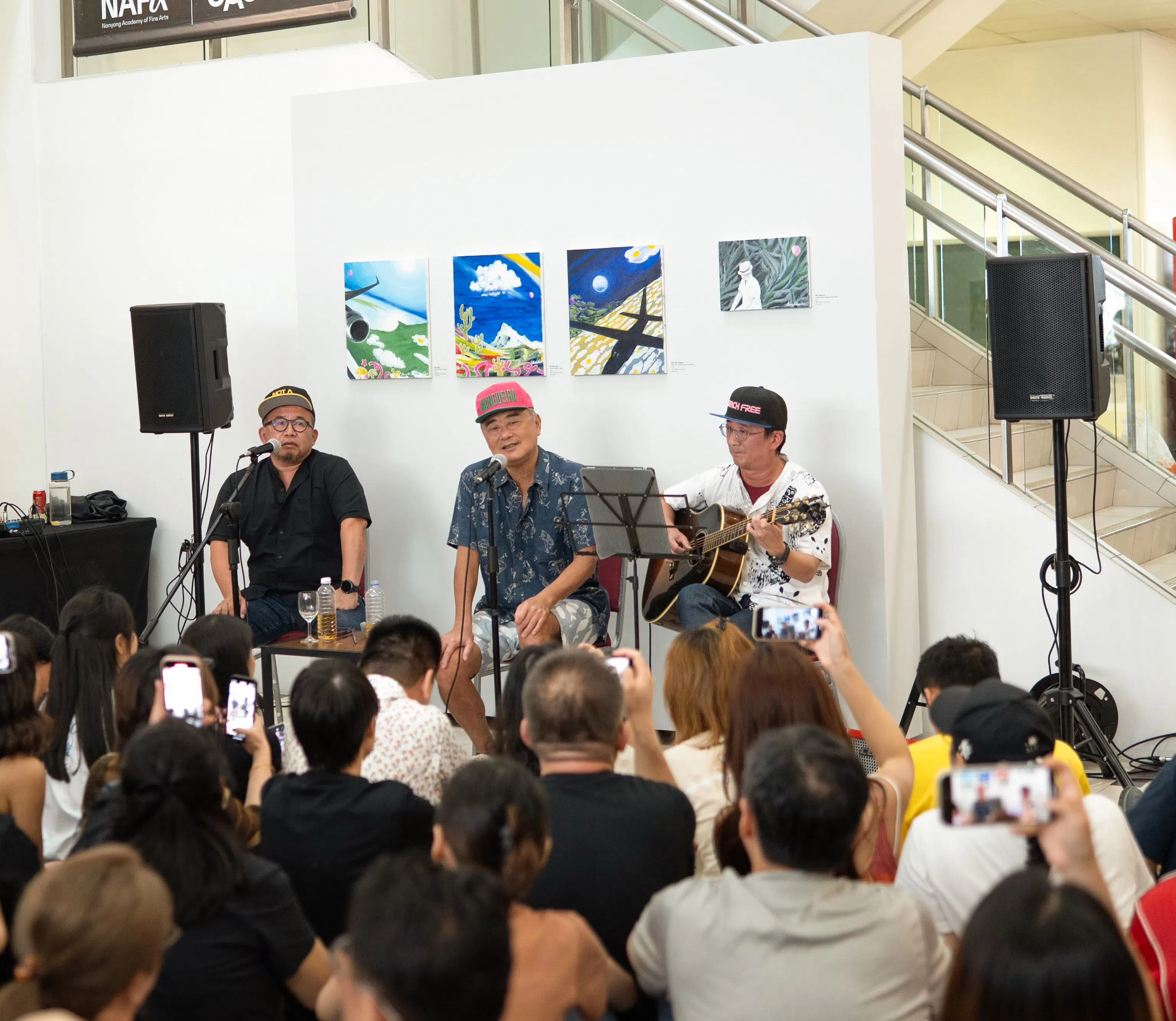 陈昇出席画展闭幕礼，与前来看展的人交流。（受访者提供）