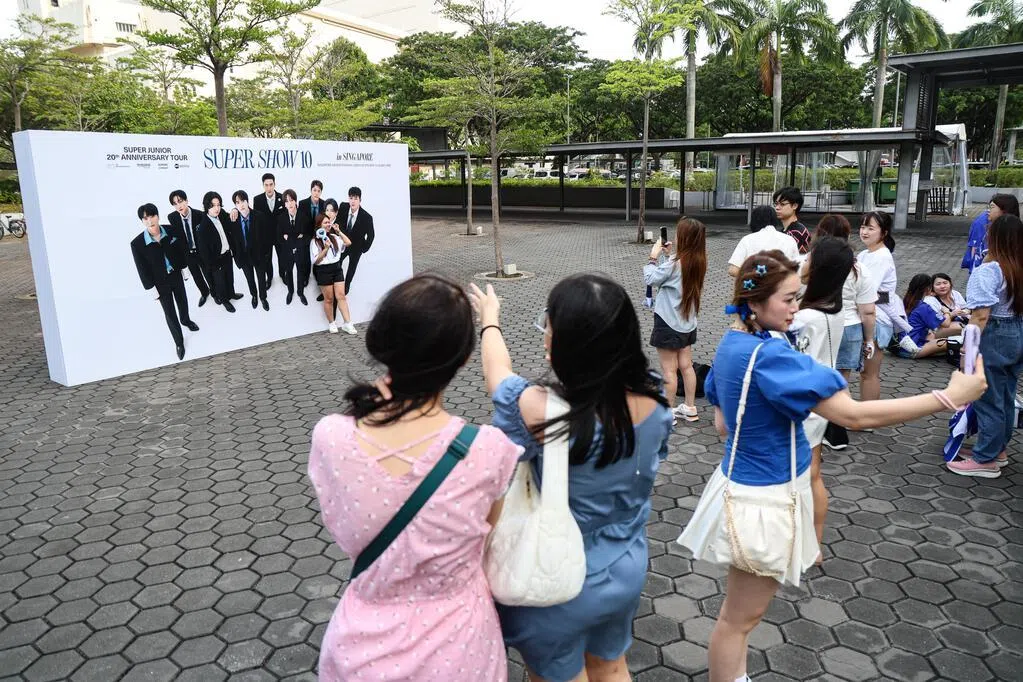 Super Junior 20周年新加坡开唱 61岁的她飞16小时来圆梦