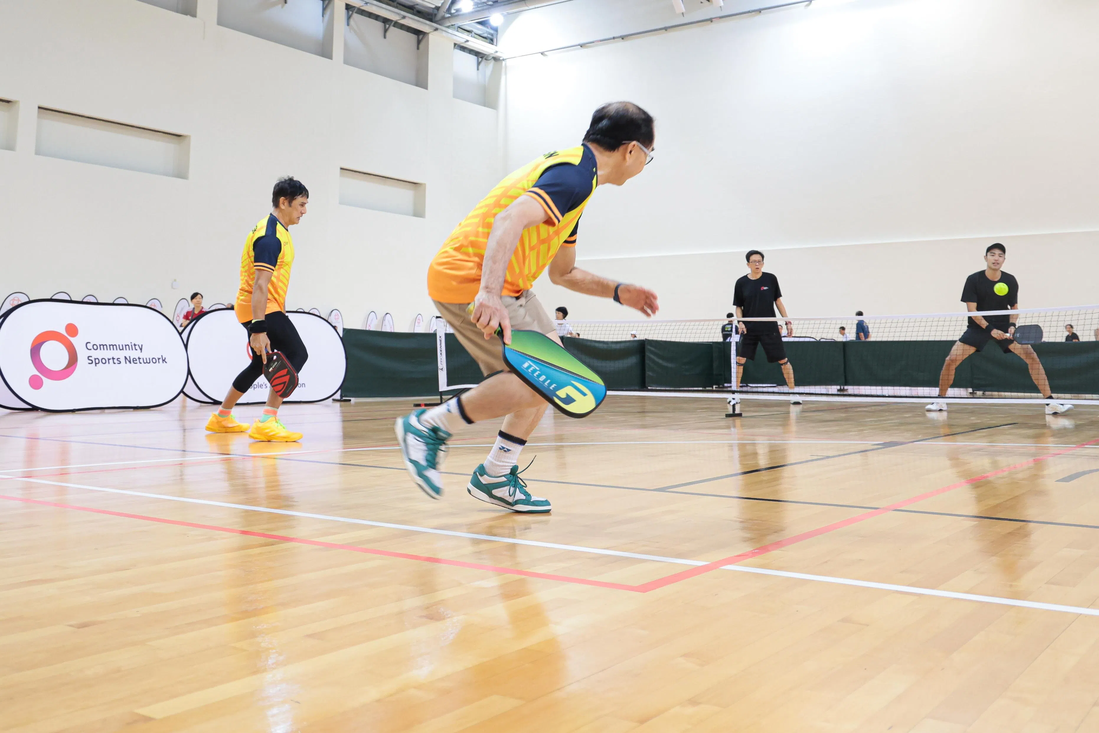 新颖的潮流运动匹克球近年来热度攀升，是本届社区冠军杯的运动项目之一。（李冠卫摄）