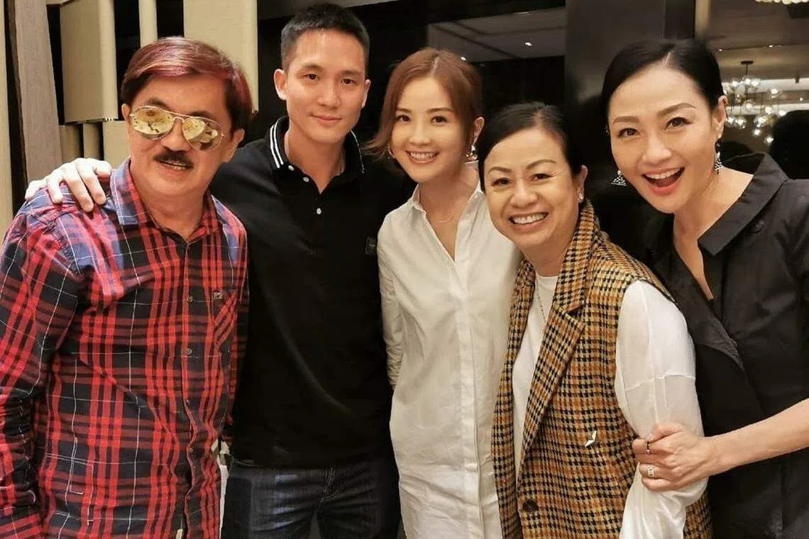 石恒聪（左二）和阿Sa（左三）交往时，为她的爸爸（左一）庆祝生日。（互联网）