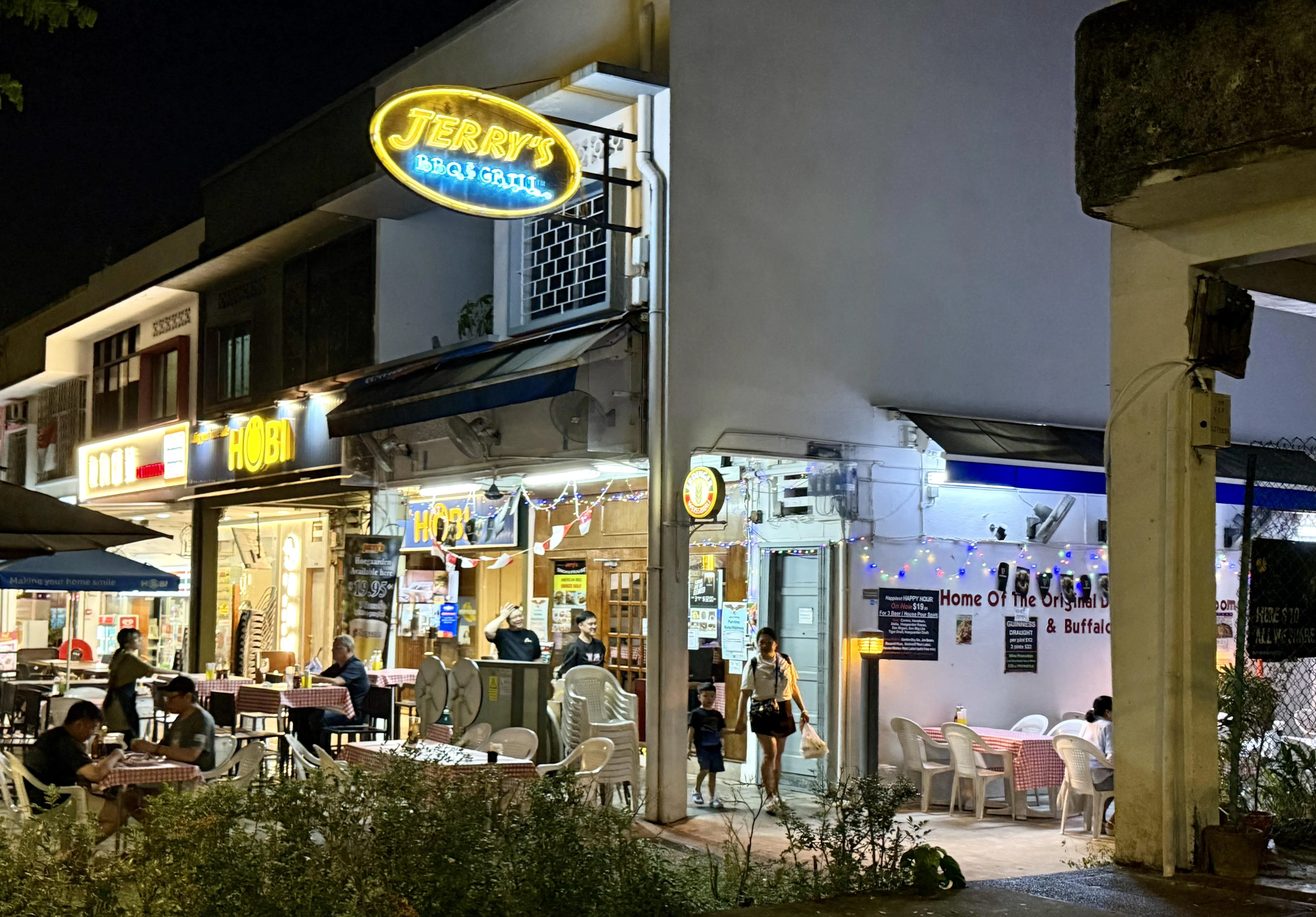 入夜后的Jerry’s BBQ & Grill，渐渐热闹起来。（叶晓虹摄）