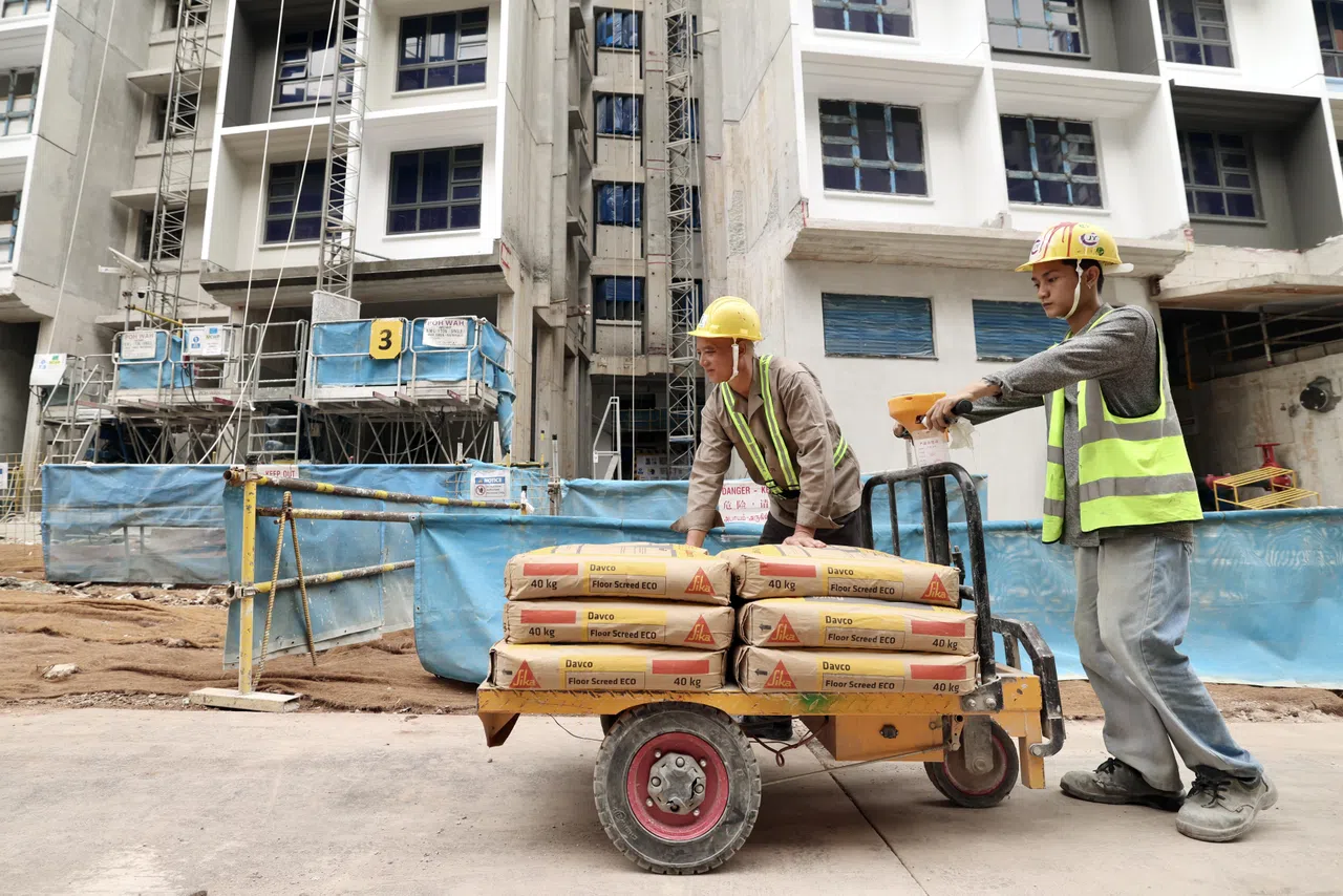 工人可用电动托盘搬运车运输建筑材料，减轻在太阳下的体力活。（陈斌勤摄）
