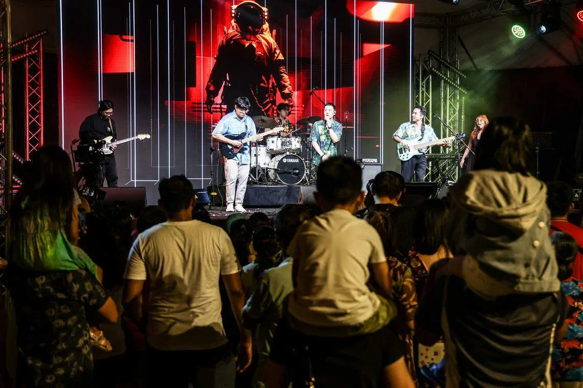 傍晚时分，不少公众聚集在舞台前观赏歌舞表演。（关俊威摄）