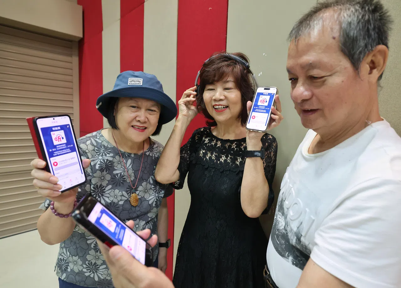 用户只需打开应用，在首页下方即可点击进入“听新闻”页面，随时掌握最新资讯。（唐家鸿摄）