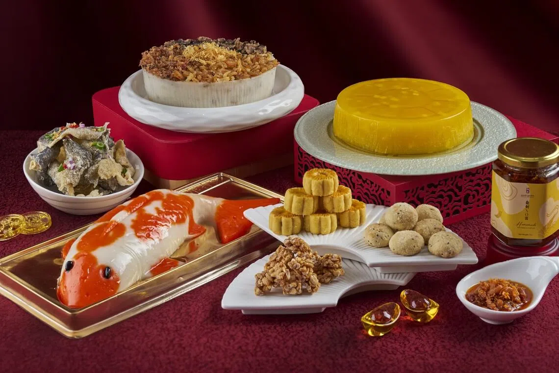 桃苑备有一系列送礼佳品，如花形黄梨挞、夏果酥、腊味萝卜糕、鲤鱼传统年糕、椒盐鱼皮和XO酱。（餐馆提供）