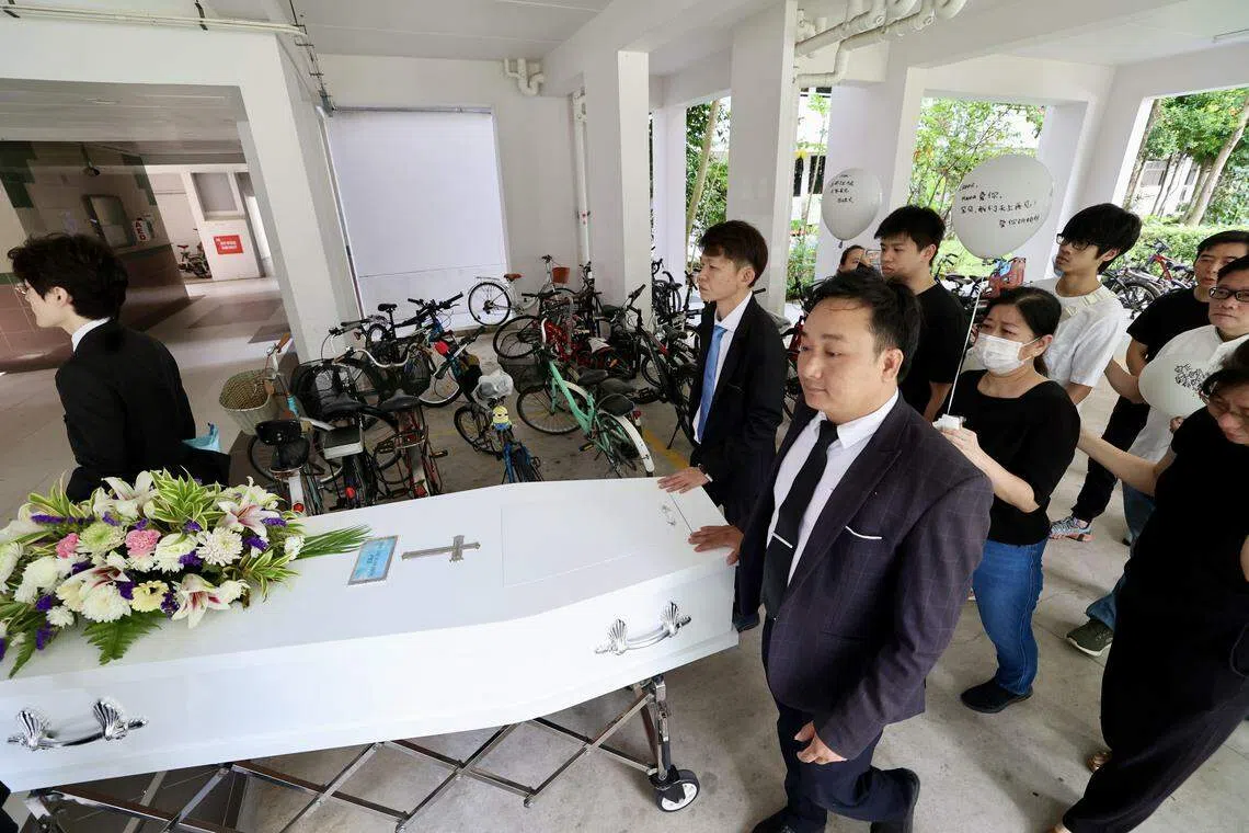 包括母亲和大哥在内的亲友，跟在灵柩后面送卢宣正最后一程。（陈斌勤摄）