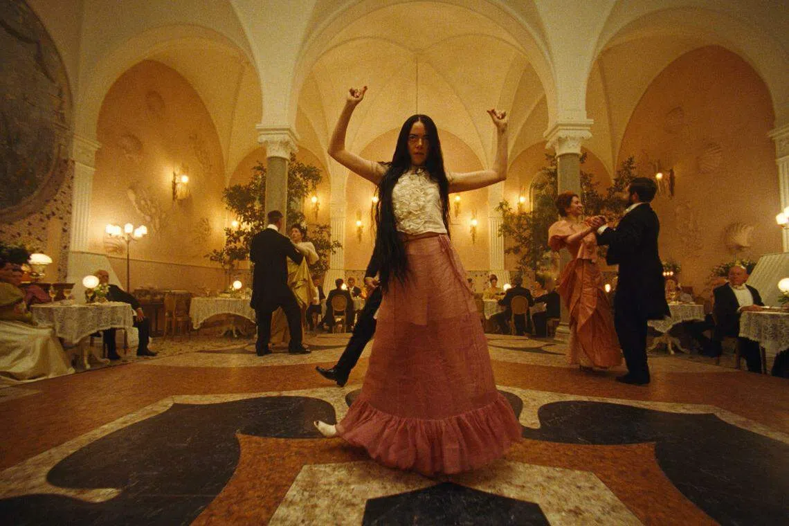 获得启蒙后，在晚宴上狂舞的贝拉。（Searchlight Pictures图片）