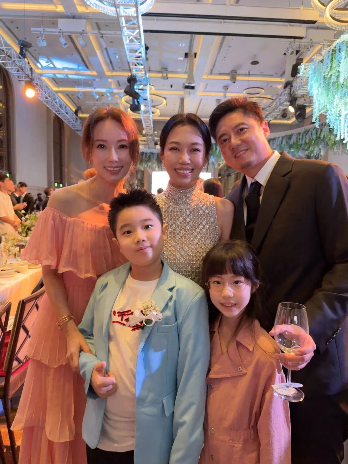 新娘林有慧（后排中）是林湘萍老公Alex（后排左）的干姐姐。（林湘萍提供）