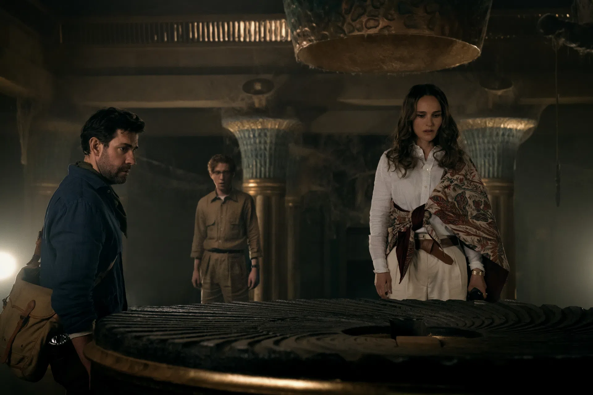 除了男女主角John Krasinski（左）和Natalie Portman（右），饰演反派的Domhnall Gleeson也很出彩。（Apple TV+ 提供）
