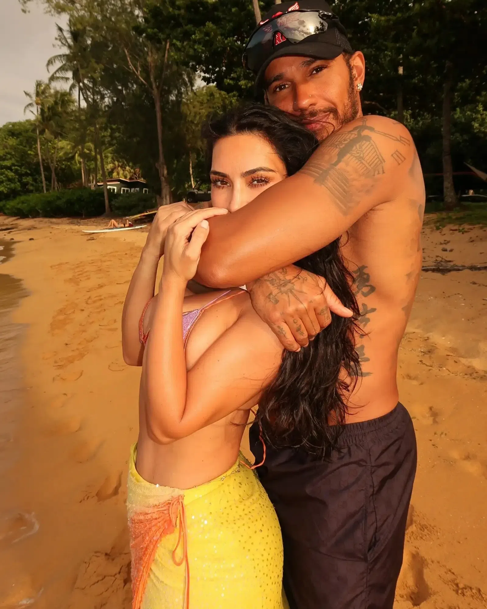 Kim Kardashian（金卡戴珊，左）与F1车神Lewis Hamilton（哈密尔顿）月前刚公开认爱。（取自哈密尔顿IG）