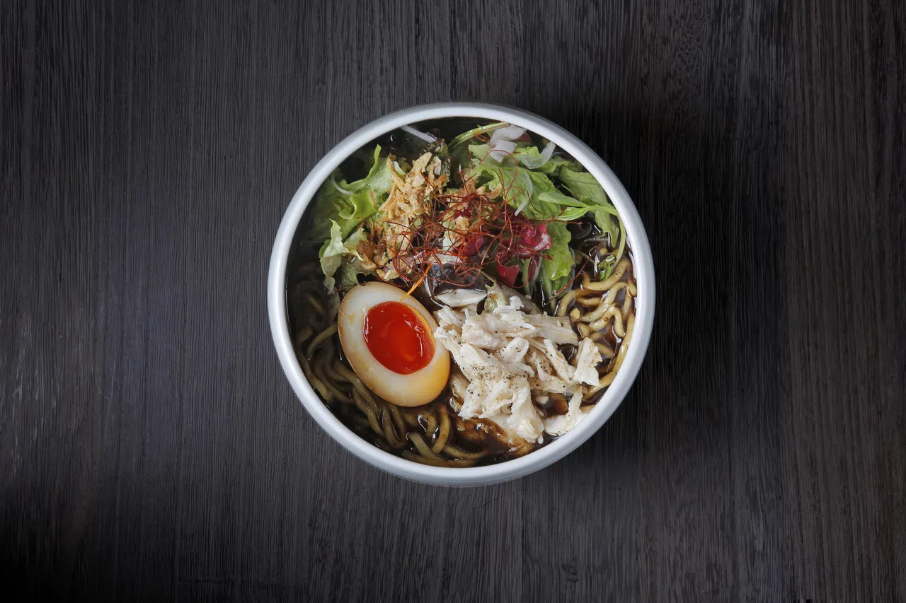 鸡白汤酱油拉面，拌有特制的蒜头粉。（餐馆提供）