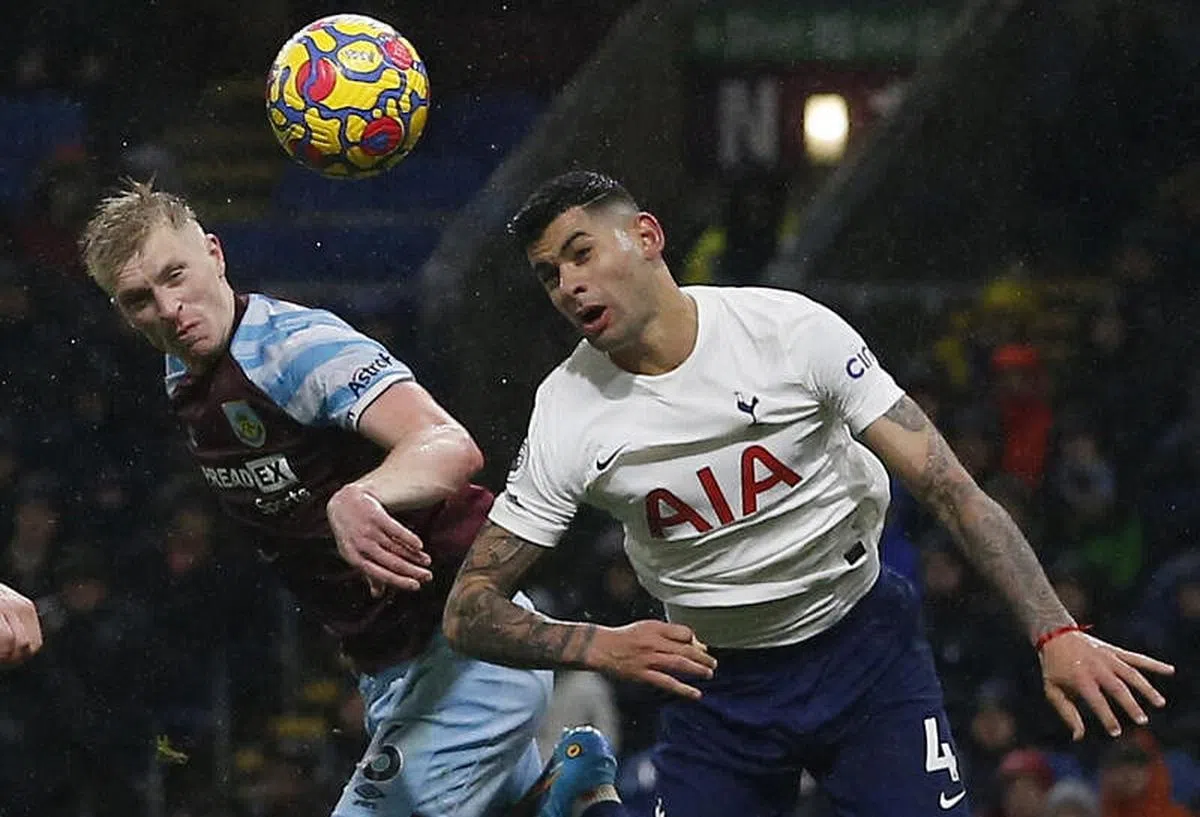 本·米（左）为伯恩利顶入致胜球。（路透社）