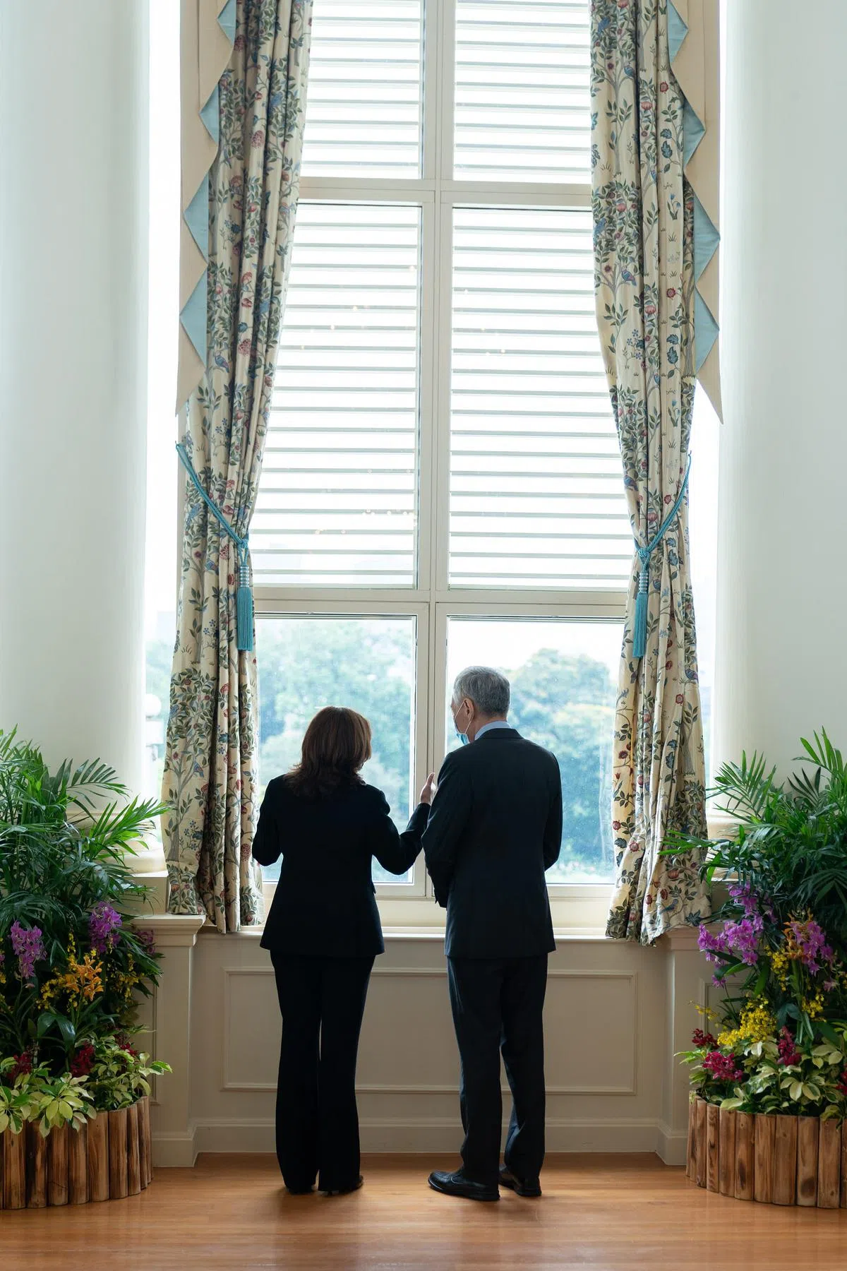 哈里斯（左）与李显龙总理8月23日在总统府交谈。她形容李总理是美国的老朋友，也是美国前几任副总统的朋友和咨询师。（取自哈里斯推特）