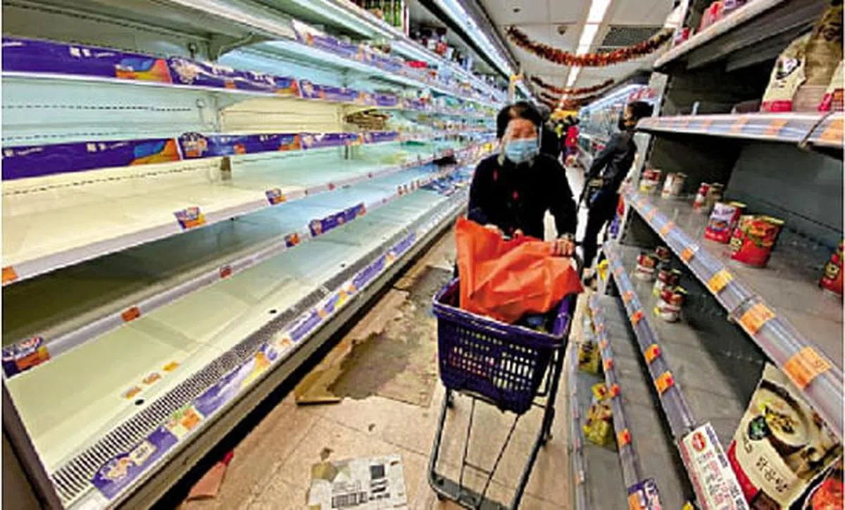 2月底，香港多区超市出现抢购物资潮。（大公报）