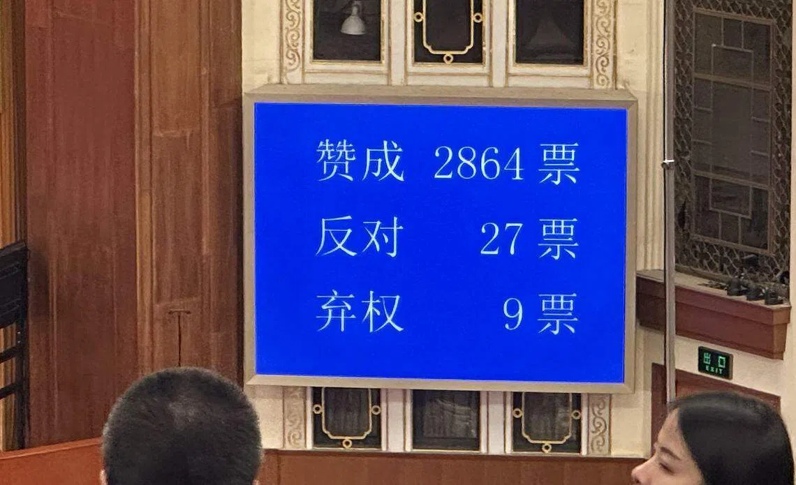 中国全国人大星期一（3月11日）以2864票赞成、27票反对、9票弃权，通过最高人民检察院工作报告。（杨丹旭摄）