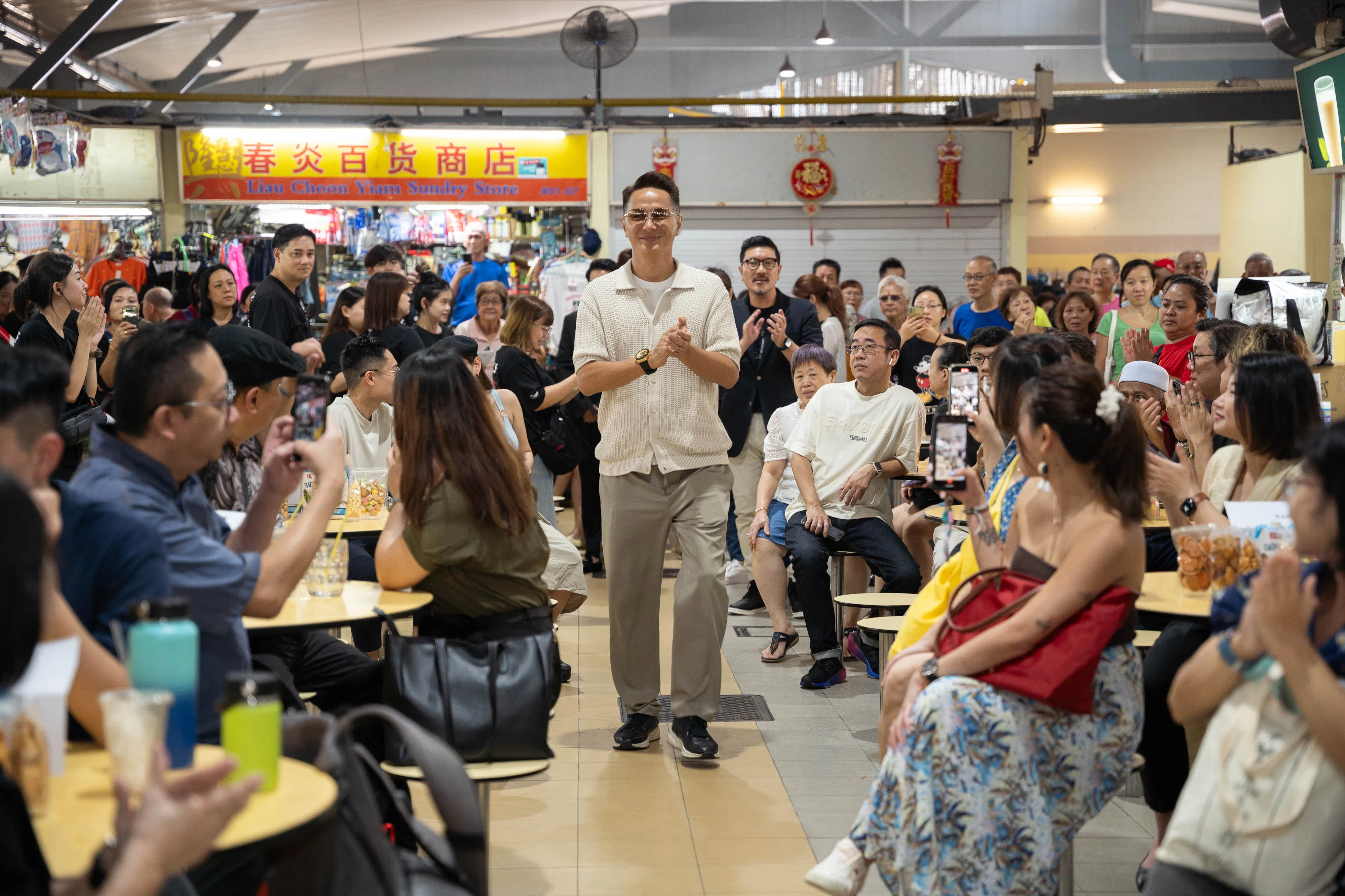 钱昶均之前出席《小贩之王》开镜仪式，在小贩中心走“红毯”入场。（张荣摄）