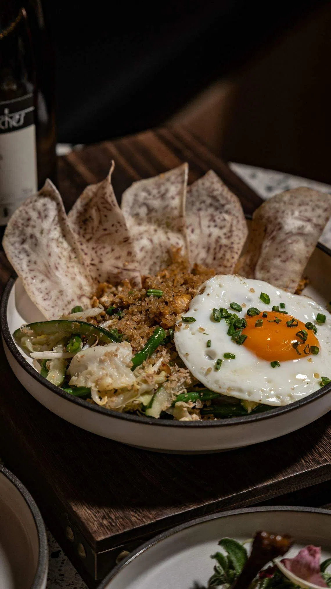 炒藜麦伴有香脆的炸芋头片。（餐馆提供）