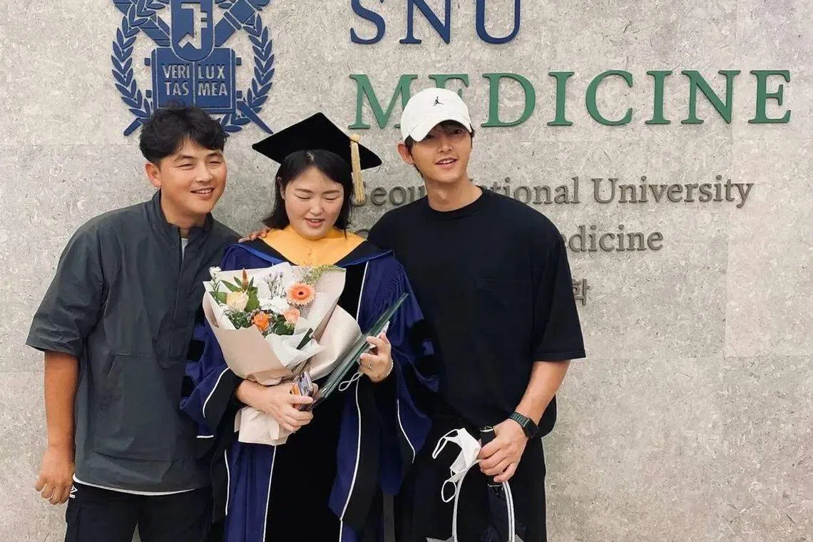 宋仲基（右）和哥哥宋承基（左）去年一起参加妹妹宋瑟琪的硕士毕业典礼。（取自宋承基IG）