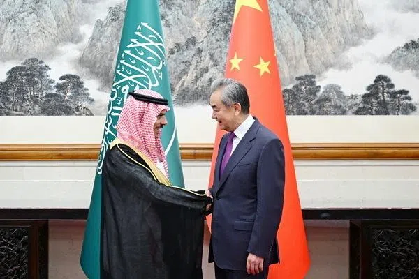 王毅同沙特外长会谈：拼拳头拼不来和平安宁