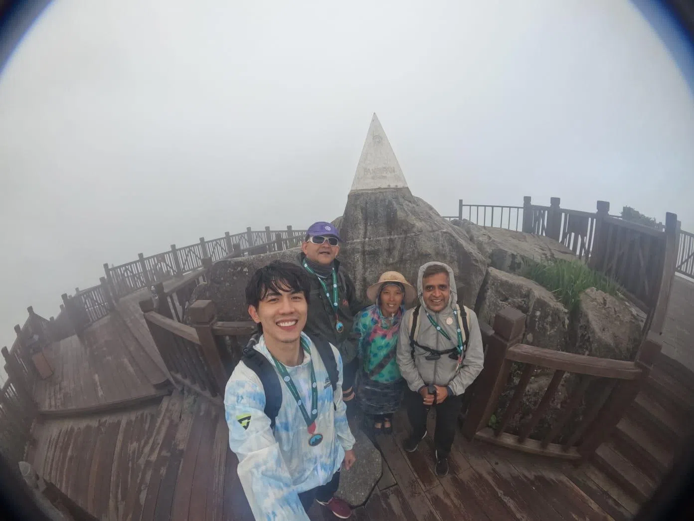 张奕恺（前者）登上番西邦峰，并跟其他背包客合照。（受访者提供）
