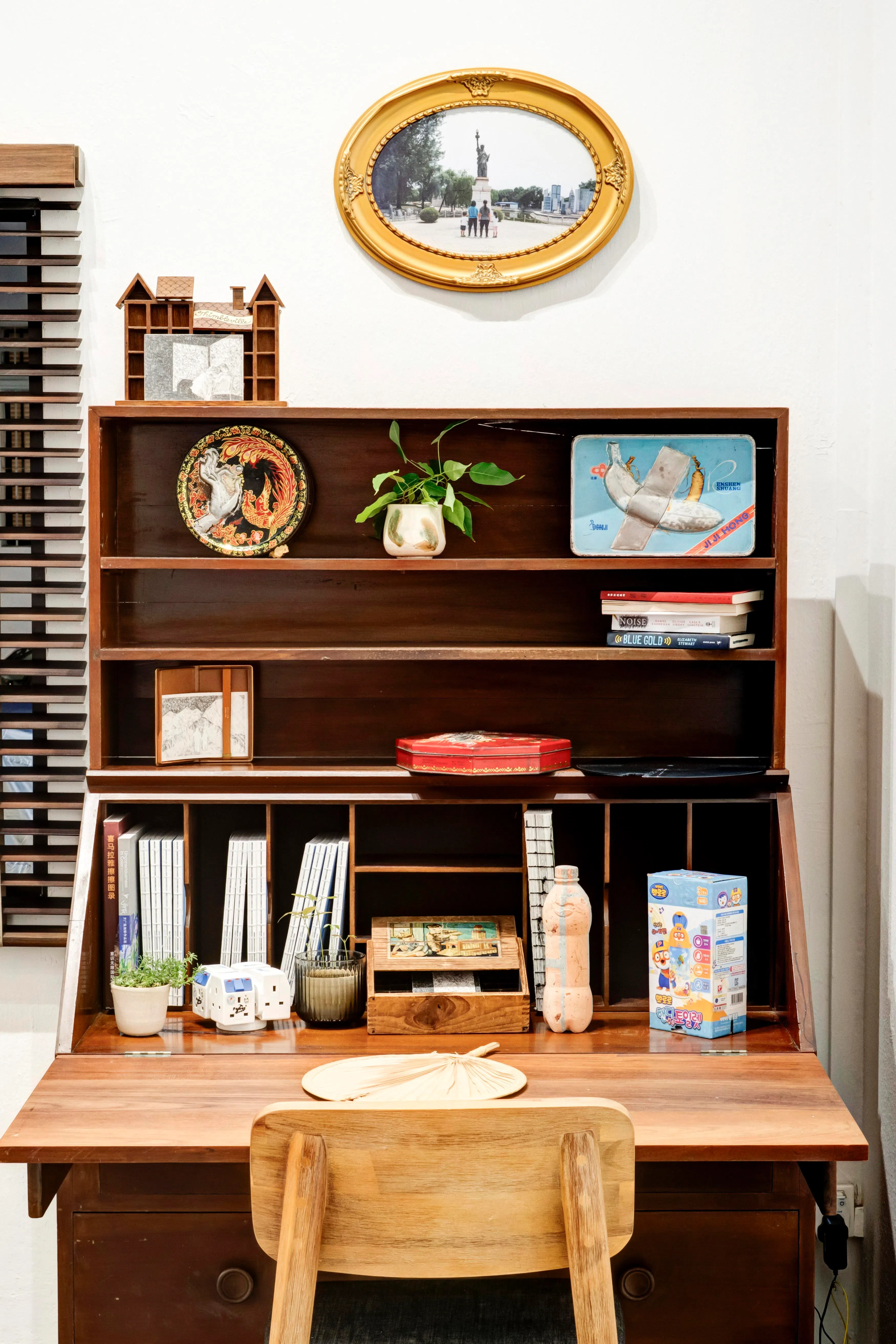 桌柜摆放中新艺术家作品。（宅生记提供）