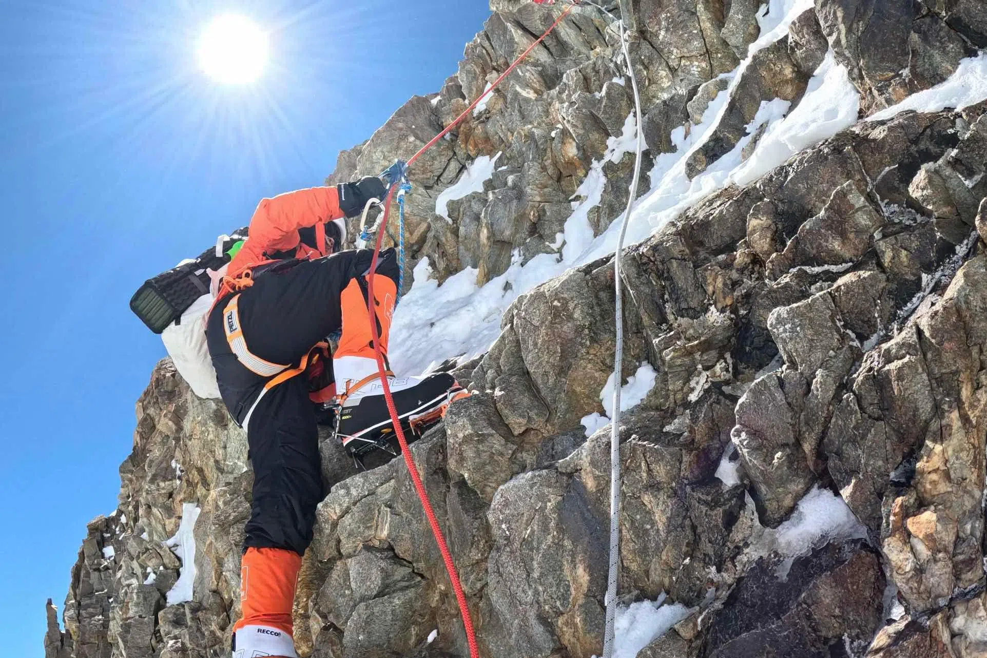 K2虽比珠穆朗玛峰矮200多米，但它是一座被公认为更考验登山技术的山峰，登山者必须使出攀爬山岩、冰岩和混合地形等技能。图为曾小耘去年攀爬K2时于海拔约6500米处所摄。（受访者提供）