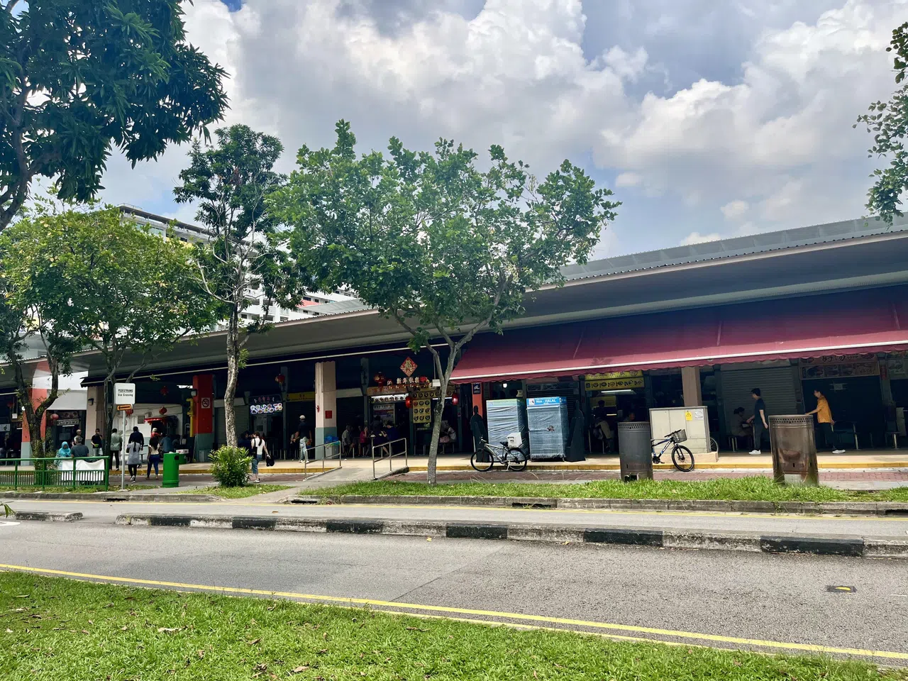芽笼东熟食中心汇集不同族群的美食，其中不乏老字号与第一代摊贩。（陈映蓁摄）