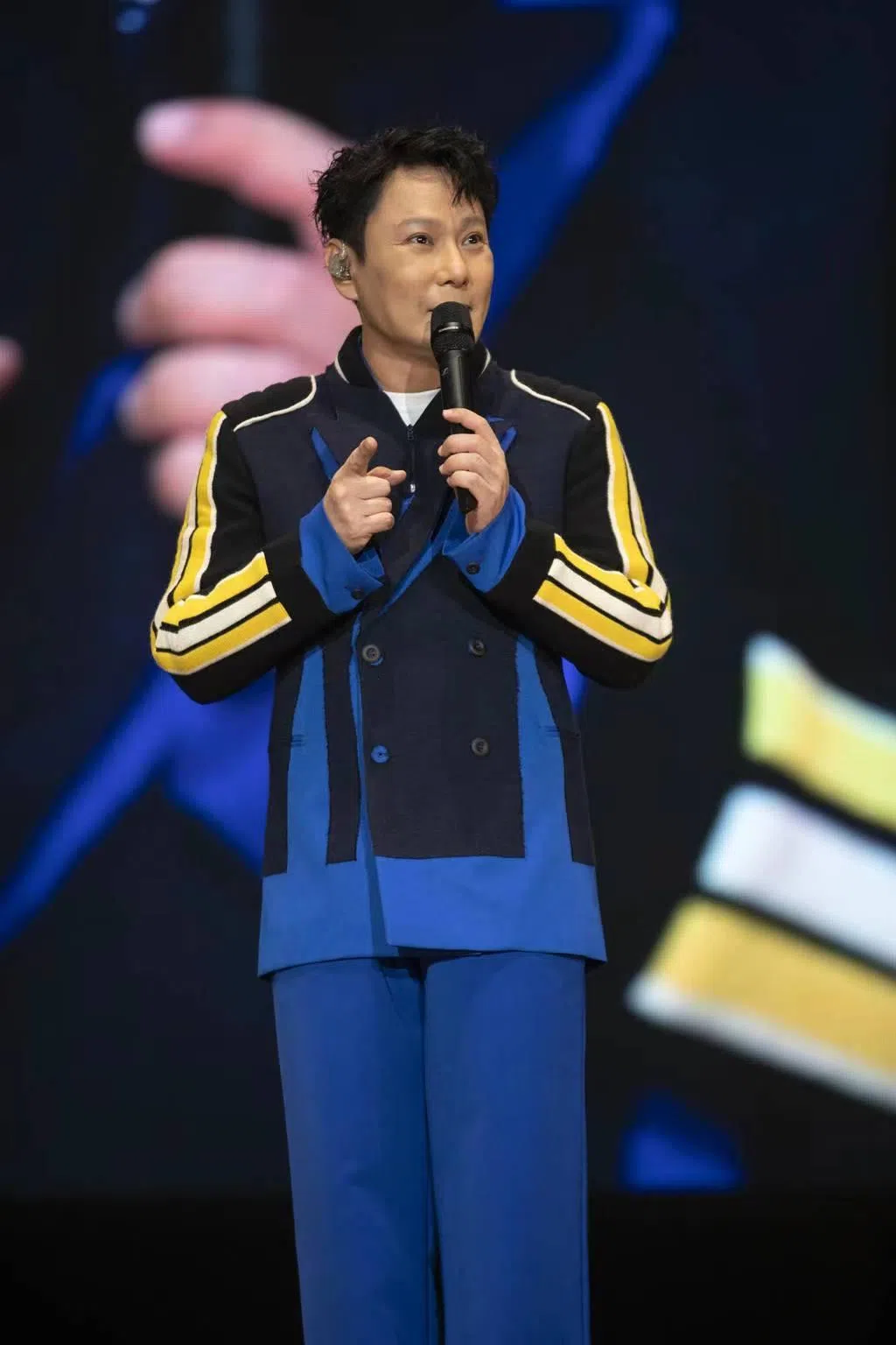 张信哲清唱《别让情两难》前笑说：“这首歌录完就没有再唱过。”（iMe SG提供）