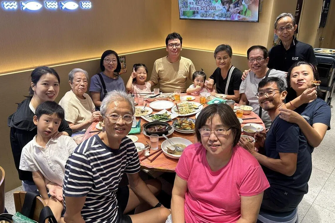 今年9月，卓宇靖（左一）携家人四代同游香港，此行共有13名成员，包括她一家五口、父母和家公家婆、93岁的奶奶、姑姑，以及丈夫的姐姐和姐夫。（受访者提供）