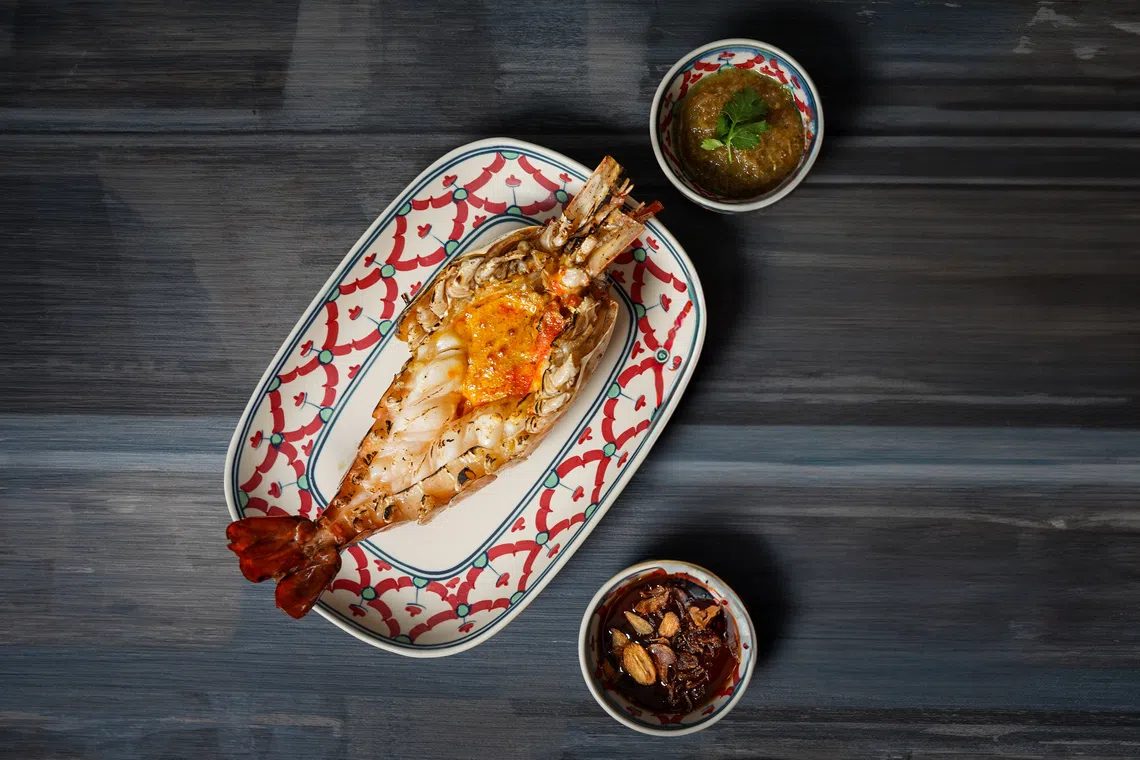 泰式烤河虾，肉质紧实，可蘸不同酱料提升美味。（餐馆提供）