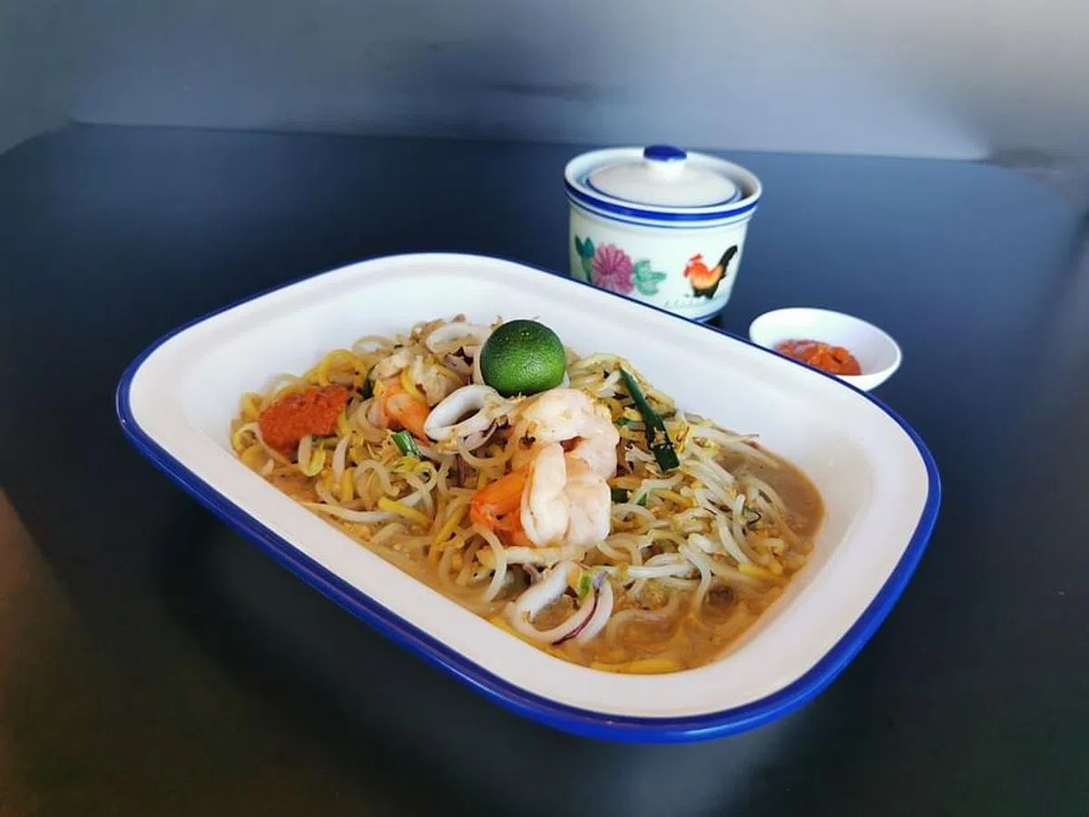 苏东面的汤头以排骨和虾熬煮两小时，面条很入味馅料新鲜。（陈爱薇摄）