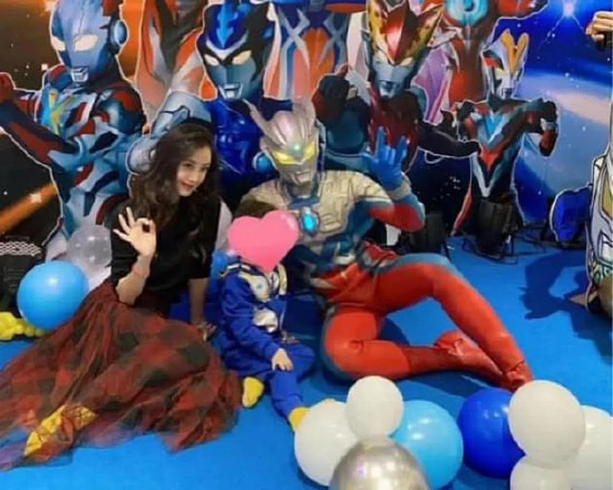 黄晓明曾在儿子3岁生日时化身奥特曼，给小海绵惊喜。（图/互联网）