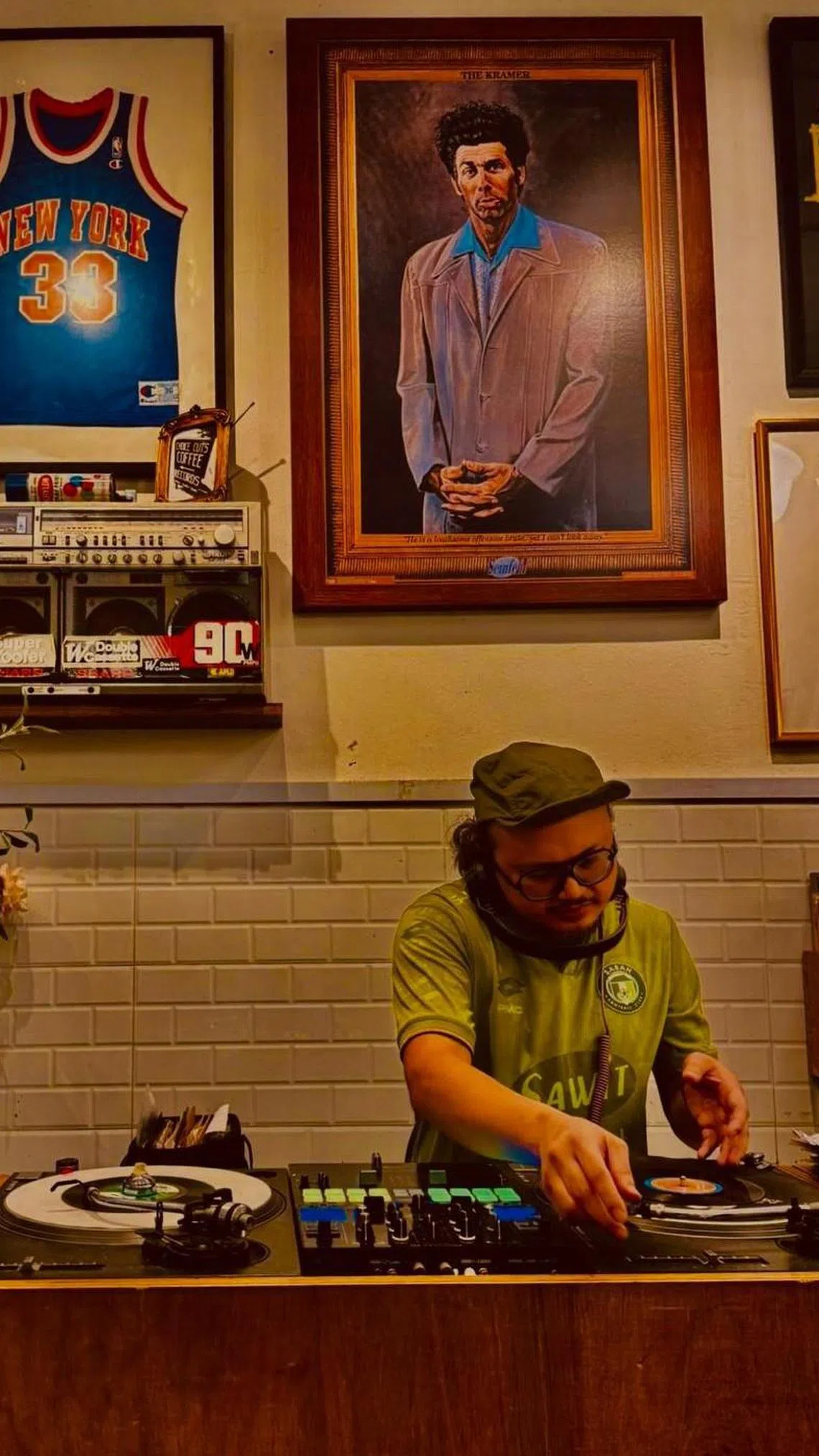 比萨店Choice Cuts Pizza & Records通常在星期六和星期日有DJ现场播放黑胶唱片。（受访者提供）