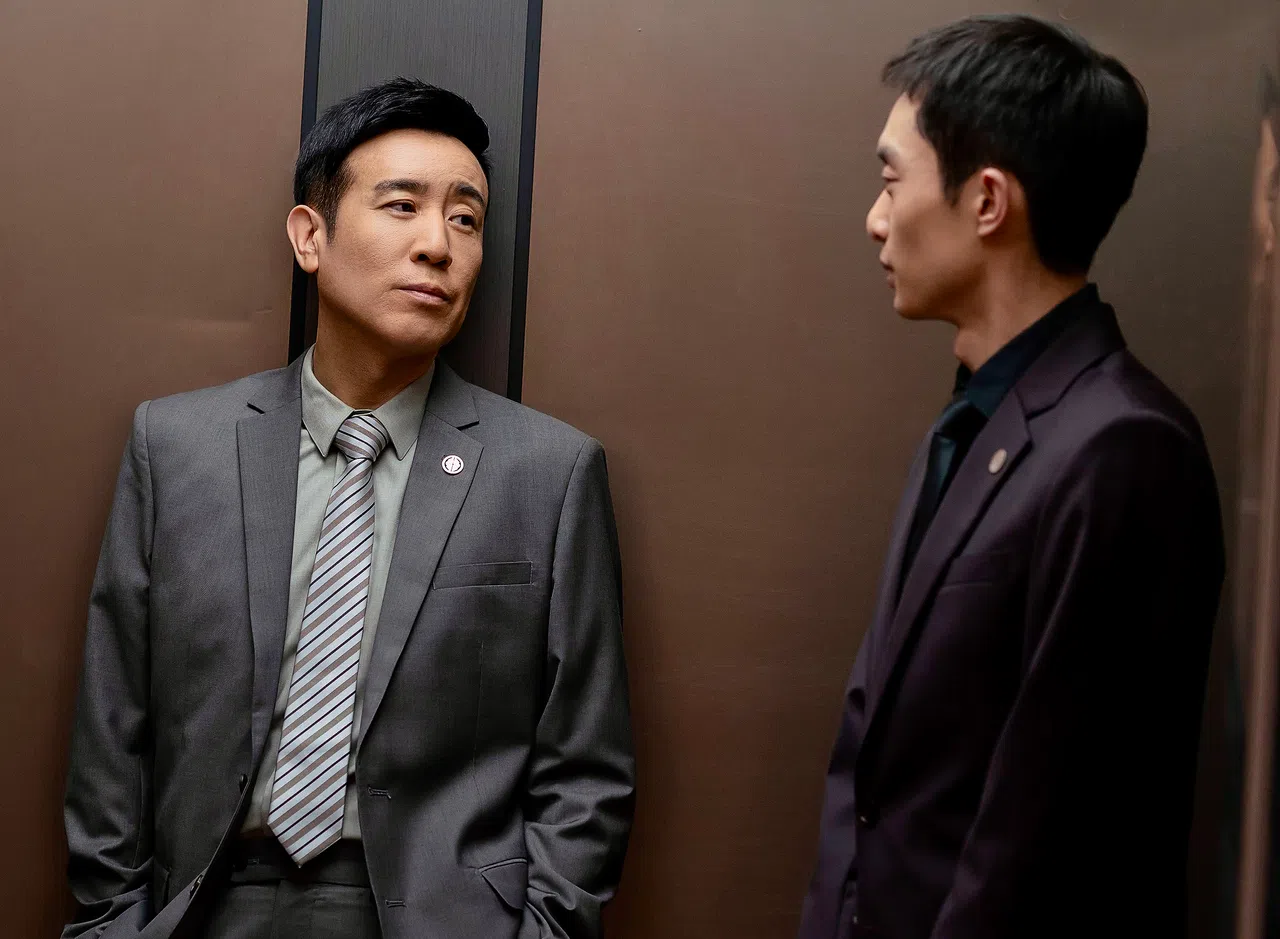 白宇帆饰演的陶无忌（右）出身基层，在于和伟饰演的赵辉指导下实现人生逆袭。（取自剧集微博）