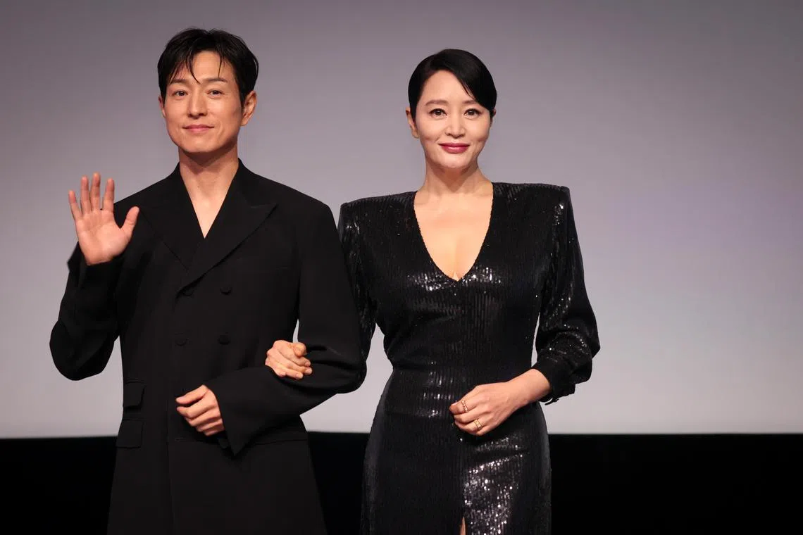 郑星一（左）和金憓秀主演的《揭密最前线》2025年1月上线。（张俊杰摄）