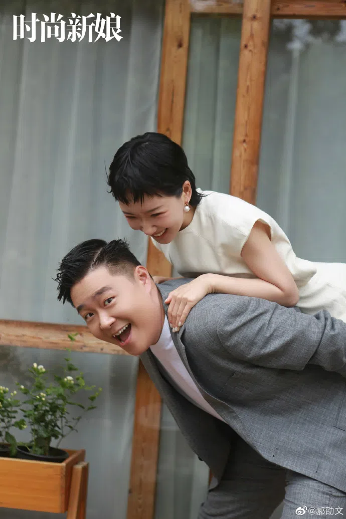 郝劭文背起未婚妻，笑得乐开怀。（取自微博）
