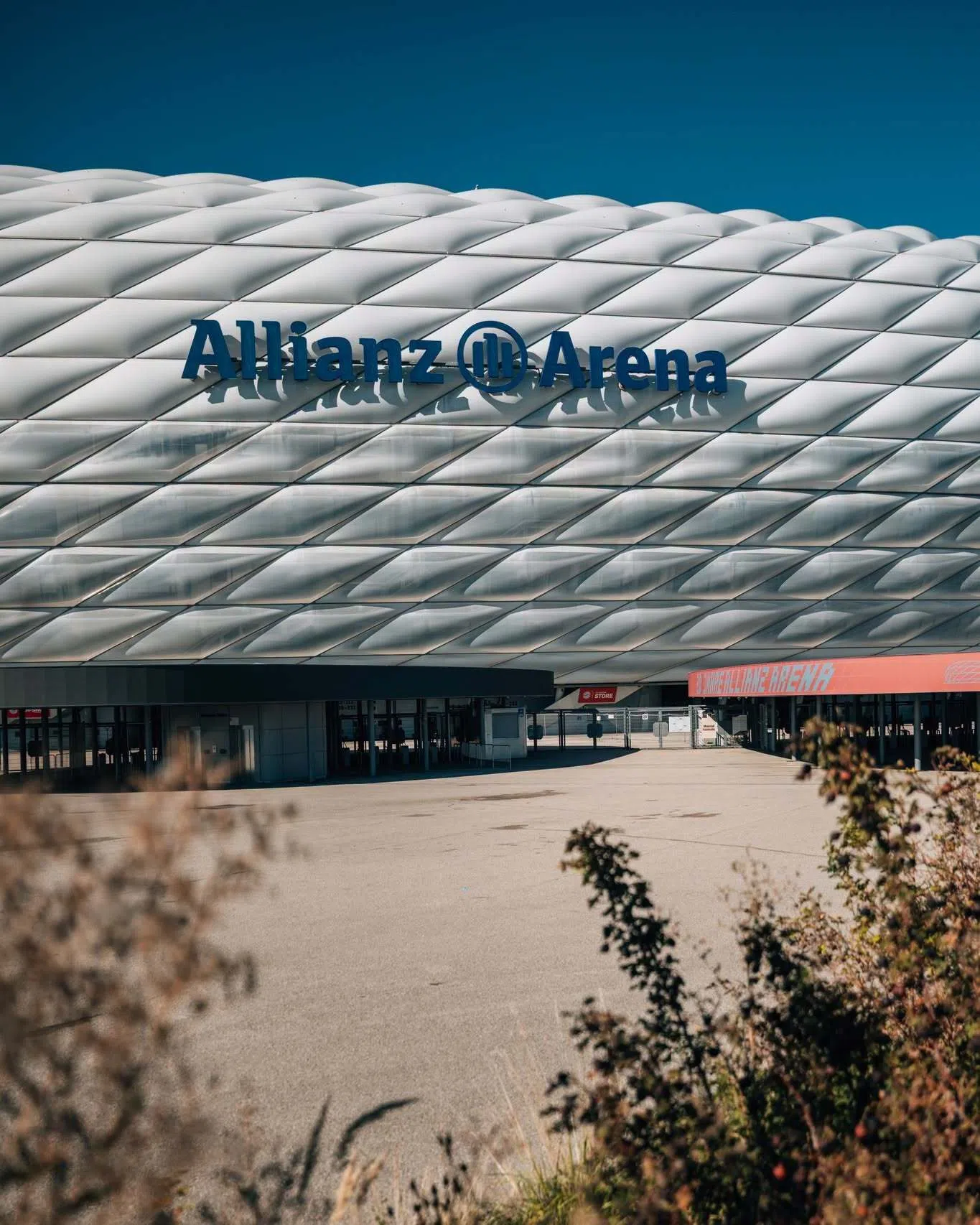 慕尼黑安联球场（Allianz Arena）以独特的充气式菱形膜结构外墙闻名。（取自安联球场脸书）