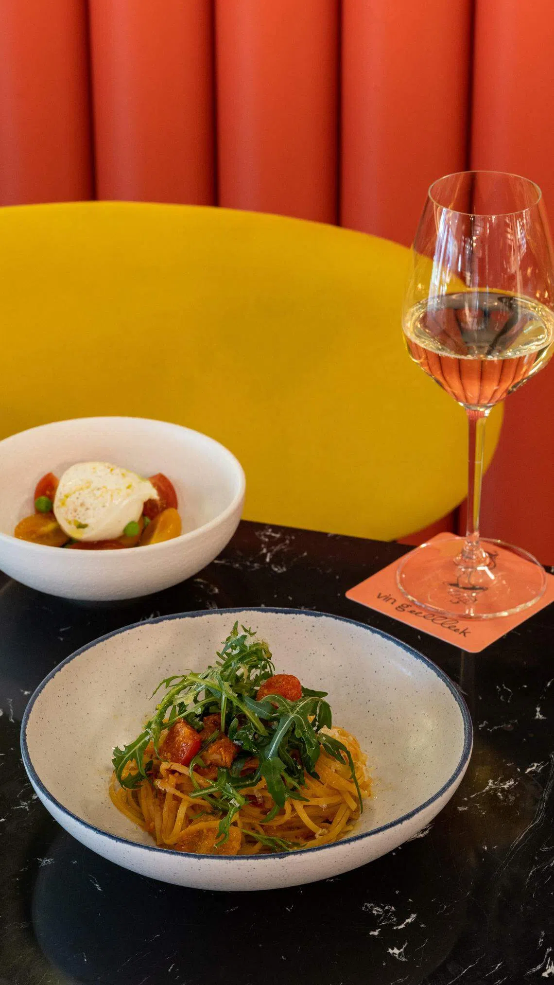 餐馆Vin Geek的午餐套餐，有前菜、主菜和一杯红酒或白酒的两道菜套餐选择。（餐馆提供）