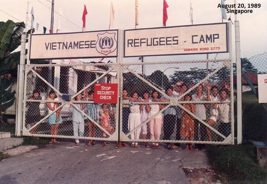 1970年代来到新加坡的越南难民在难民营旧址。（受访者提供）