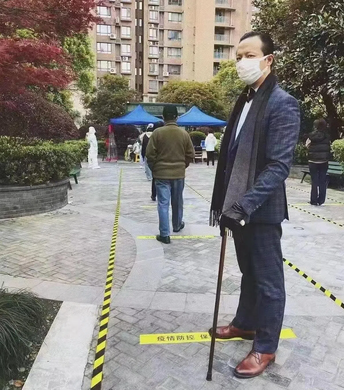 网传照片显示，这些西装笔挺的男子排队接受检测。（“植先生”微博）