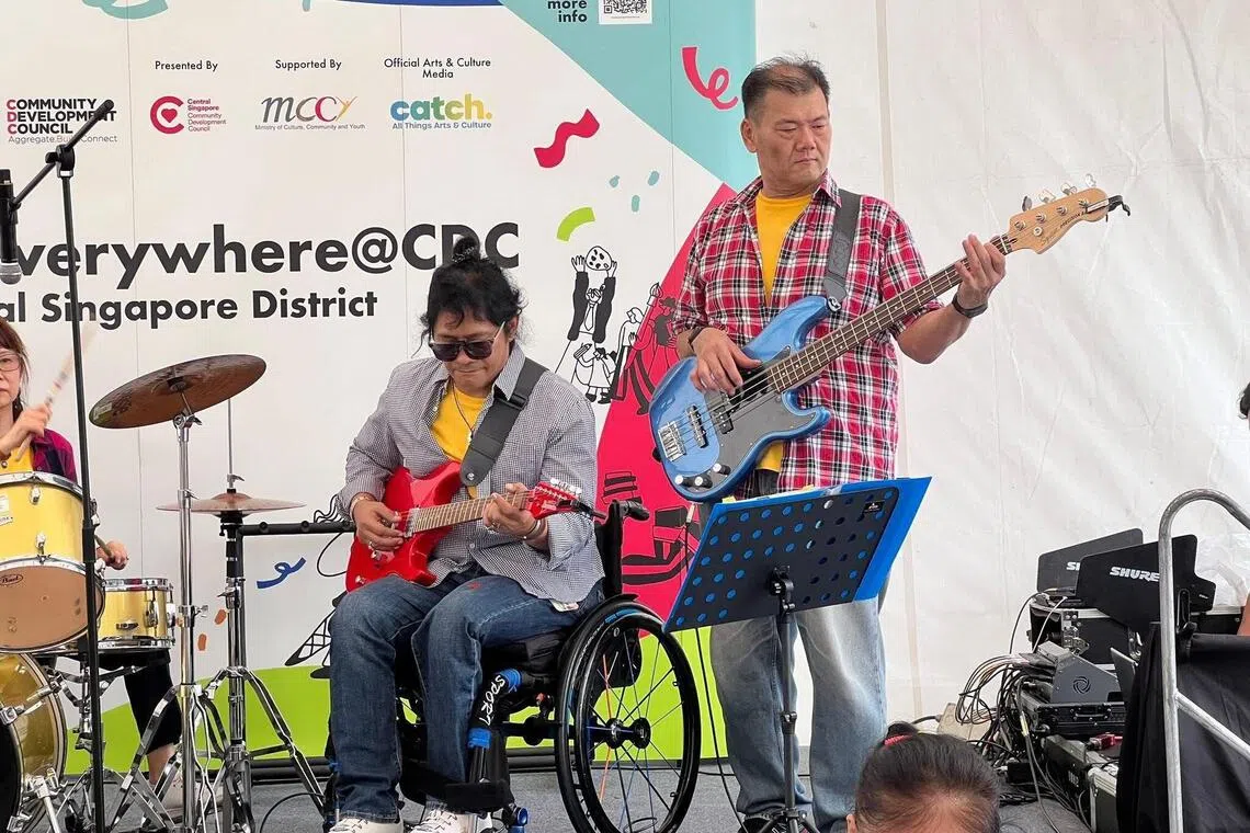 乐队ParaBeatz由多名残障人士组成，樊晓峰（图右）担任低音贝斯手。（受访者提供）