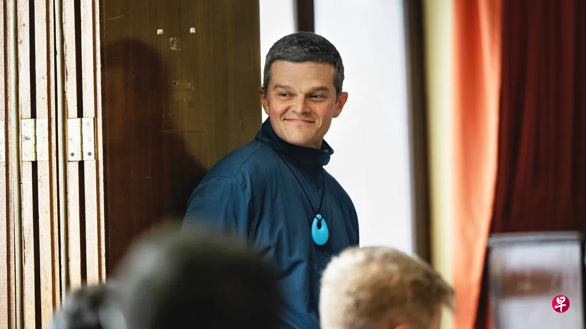 罗伯特阿拉马约演绎妥瑞氏症患者，以细腻自然的演技，横扫英国电影大奖。 （互联网）