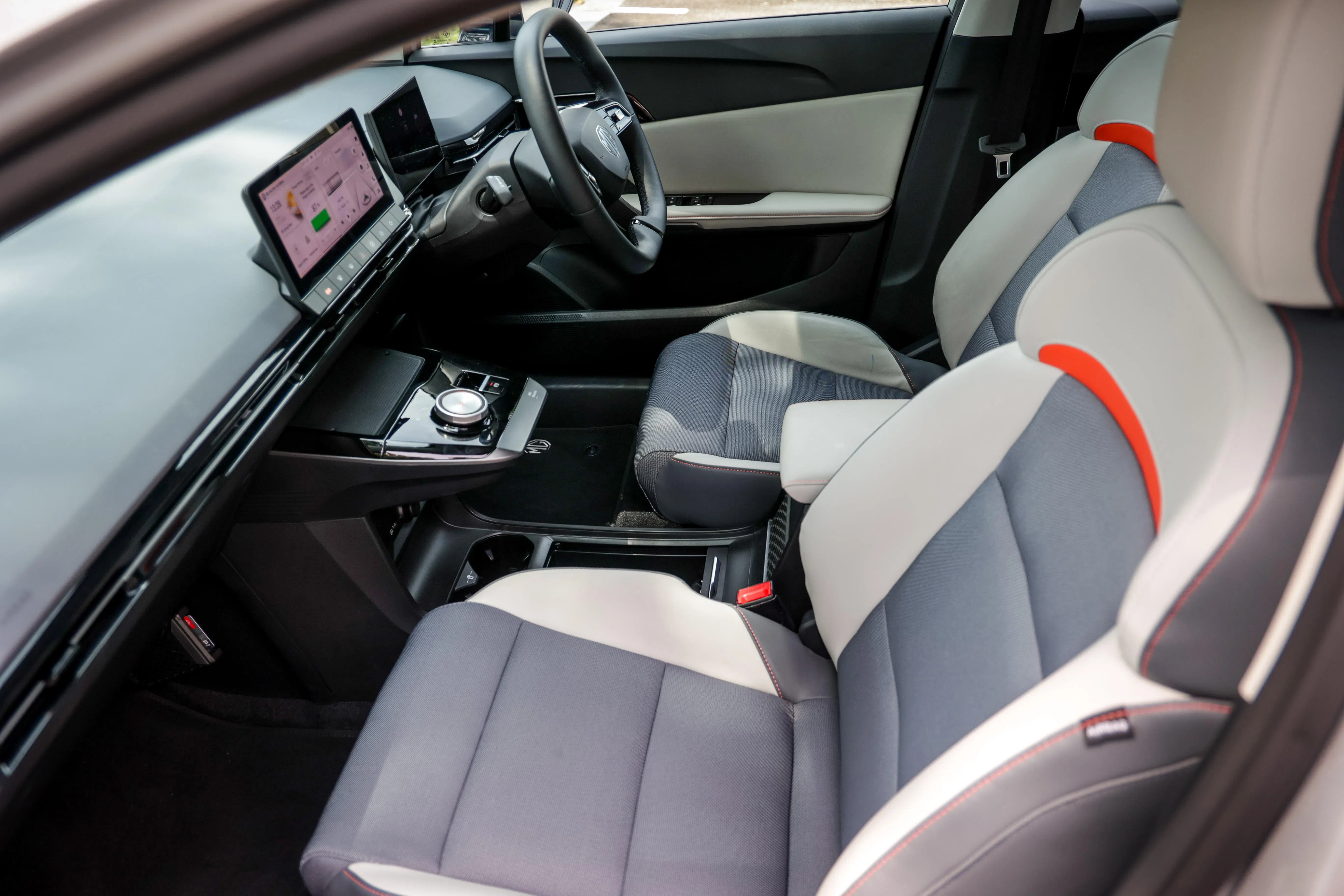 新MG4增添灰白橙三色一体的座椅，让车饰显得更活泼。（叶振忠摄）