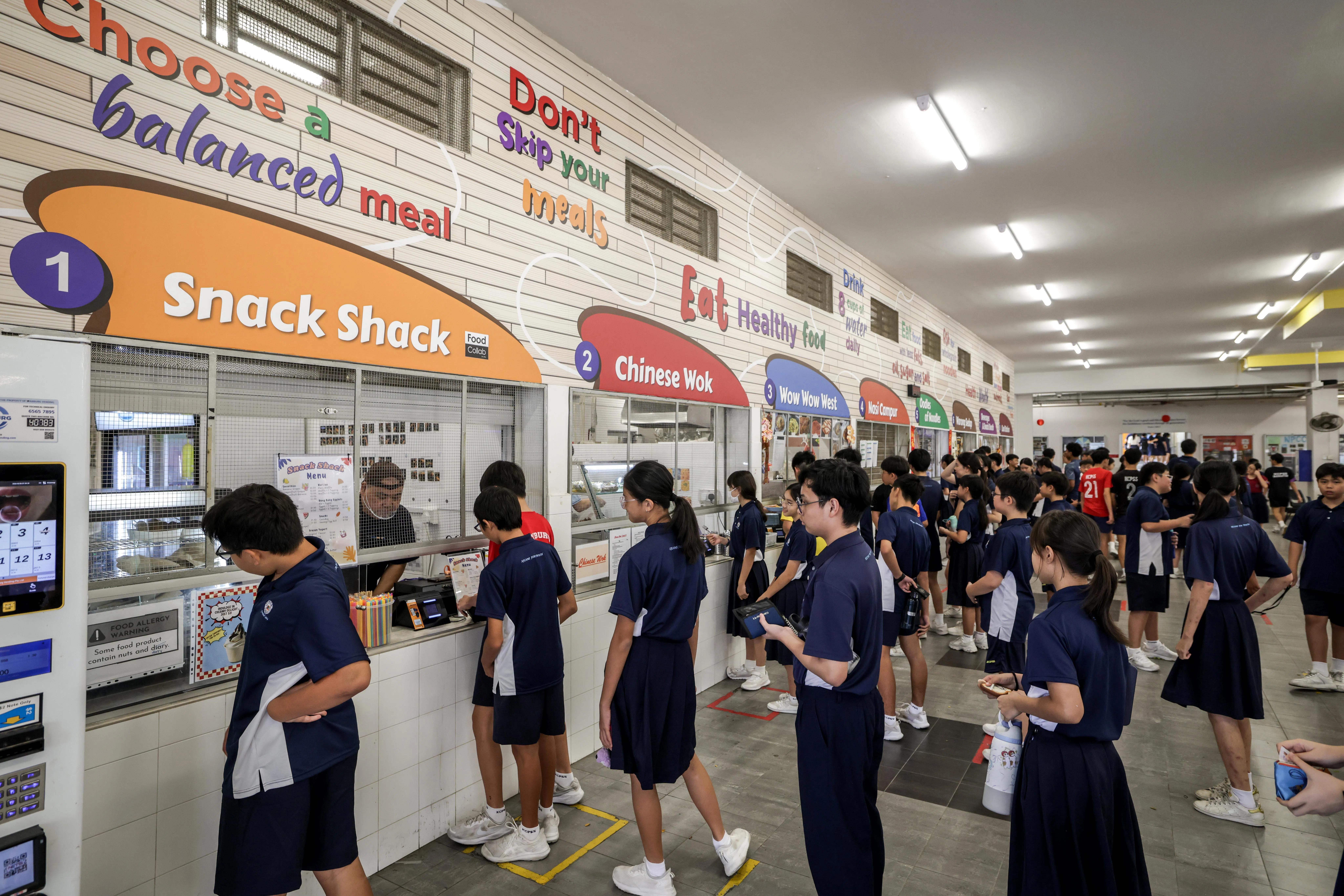 国专长老会中学有八个摊位，SPD特需者在其中一个摊位（图中摊位一）售卖格子松饼、鸡蛋仔、水果和果汁等，价格介于1.30元至2.80元。（叶振忠摄）